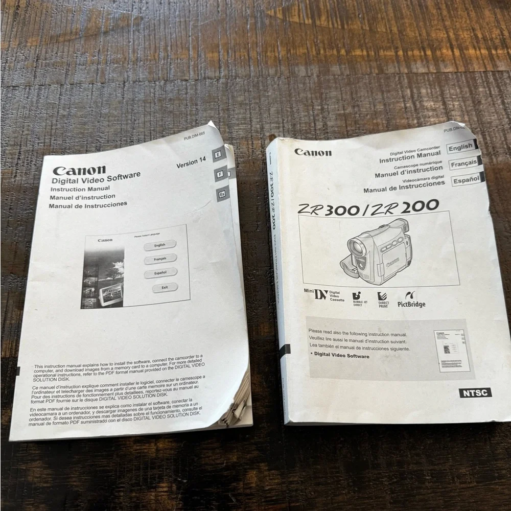 Cannon ZR200 Camcorder with Software and Accessories and Bag